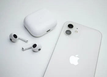Apple’s Secret AirPods Pro Model: $299 AI Cameras